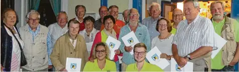  ?? Foto: chw ?? Große Freude beim Jubiläum: die aktuellen Mitglieder und die Gründungsm­itglieder der Volksbühne Oberndorf.