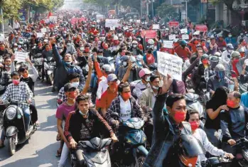  ?? AGENCE FRANCE-PRESSE ?? Des centaines de Myanmarais ont manifesté leur opposition au coup d’État militaire de la semaine dernière, dimanche près du palais royal de Mandalay.