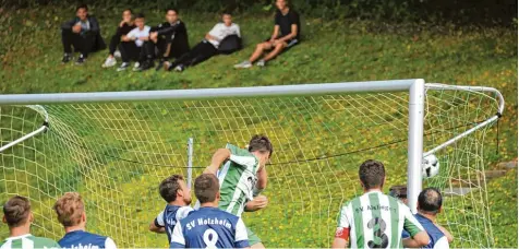  ?? Foto: Karl Aumiller ?? Schlüssels­zene: Andreas Eisenbart (Mitte, grün weiß) köpft nach einem Eckball im Aschberg Derby zum Aislinger 1:0 gegen den SV Holzheim ein.