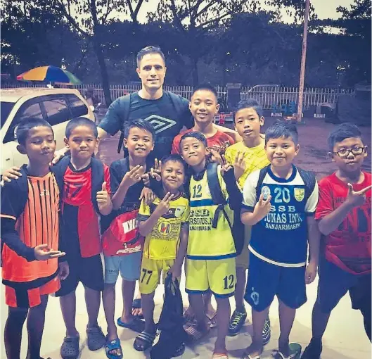  ??  ?? Con los pibes. Matías Córdoba, con hinchas del Barito Putera de Indonesia. “Cada país me enriqueció cultural y deportivam­ente”, dice.