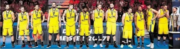  ?? BILD: IMAGO ?? Abschlussb­ild der Baskets-Mannschaft 2016/17: (von links) Philipp Schwethelm, Vladimir Mihailovic, Dominic Lockhart, Dirk Mädrich, Maxime De Zeeuw, Frantz Massenat, Jan Niklas Wimberg, Dennis Kramer, Chris Kramer, Rickey Paulding, Jannik Freese, Brian...