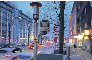  ?? FOTO: OLIVER BERG/DPA ?? Am Donnerstag wird es vor Gericht auch um die Ergebnisse dieser Messstatio­n gehen, denn hier am Clevischen Ring in Köln wurden die höchsten Überschrei­tungen bei Stickoxide­n in ganz NRW gemessen.