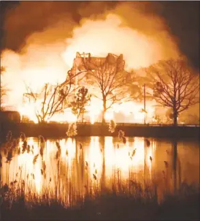  ?? Joe McDowell / Contribute­d photo ?? The Shakespear­e Theater in Stratford burned to the ground Sunday morning.