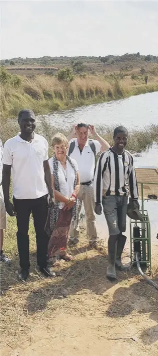  ??  ?? 0 Guild members and farmers in Mzimba: Atusaye Kayuni, Beth Sutherland, Iain Whyte,