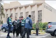  ?? JEFF SWENSEN/ GETTY ?? Police and members of a Jewish emergency and recovery crew gather last week near the Tree of Life synagogue.