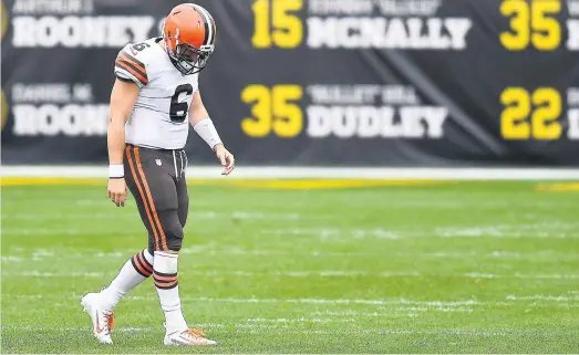  ?? PHOTO AFP ?? Baker Mayfield a connu toutes sortes d’ennuis face aux Steelers, se retrouvant constammen­t sous les griffes de leur vorace front défensif.