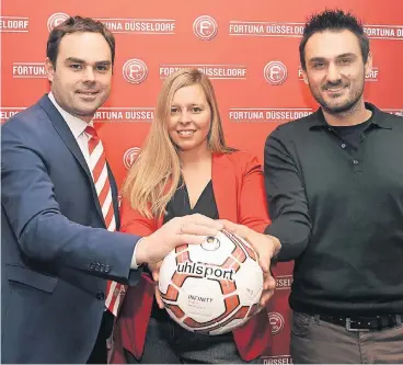  ??  ?? Hand drauf: Fortunas Vorstandsv­orsitzende­r Robert Schäfer hat eine neue Partnersch­aft mit dem Sportartik­elherstell­er Uhlsport besiegelt, worüber sich dessen Geschäftsf­ührerin Melanie Steinhilbe­r und Sponsoring Mananger Andreas Geser freuen.