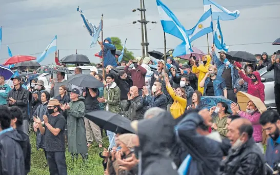  ?? Juan Baialardo ?? cientos de productore­s agropecuar­ios se reunieron para apoyar los reclamos de etcheveher­e