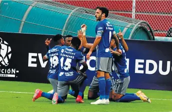  ??  ?? Emelec mantiene su invicto en la Sudamerica­na, tras igualar con Tolima.