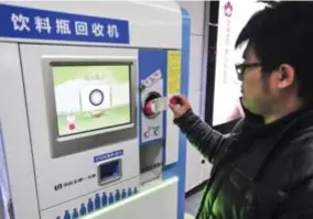  ?? FOTO RR ?? Een automaat die plastic omzet in tickets voor het openbaar vervoer: ook Istanboel past de praktijk uit Peking nu toe.