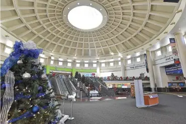  ?? STAFF PHOTO BY MATT HAMILTON ?? Holiday decoration­s fill the otherwise empty Chattanoog­a Airport in November 2020.