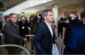  ?? (Photo Dominique Leriche) ?? Les anciens pilotes Pascal Fauret et Bruno Odos à leur arrivée au palais Monclar hier.