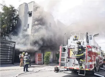  ?? FOTO: ÁNGEL ZAMUDIO ?? > Llegada de los bomberos para enfrentar el fuego.