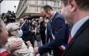  ?? Le nouveau maire s’est livré avec bonheur à un bain de foule. (Photo AFP) ??