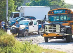  ?? FOTO: EL HERALDO ?? El motorista Daniel Rivera quedó muerto en el asiento de la unidad de transporte, en el segundo anillo de Circunvala­ción, en San Pedro Sula.