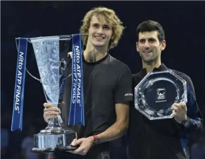  ?? FOTO EPA-EFE ?? Alexander Zverev stond te glunderen naast Novak Djokovic.