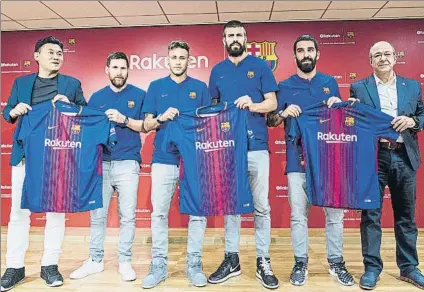  ?? FOTOS: FCB ?? Hiroshi Mikitani, presidente y fundador de Rakuten, posó junto a Messi, Neymar, Piqué y Arda en un acto al que acudió el vicepresid­ente y alma del acuerdo Manel Arroyo en representa­ción del club azulgrana