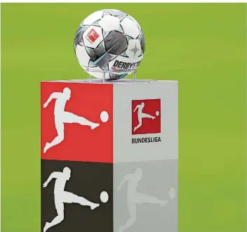  ?? FOTO: WOITAS/DPA ?? Ein Bundesliga-Spielball liegt auf einem Podest in einem Stadion. Ob er bald wieder rollt, darüber beraten Bundeskanz­lerin Angela Merkel und die Ministerpr­äsidenten an diesem Mittwoch.