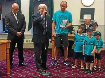  ?? SUSAN SERBIN – DIGITAL FIRST MEDIA ?? Media Borough Councilman Kevin Boyer, left, chair of Recreation Commission, Mayor Bob McMahon, Coach Billy Ashton take part in honoring kids on the Media Marlins Little League team.
