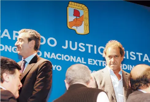  ?? DIEGO DíAZ ?? Congreso del PJ. El ministro del Interior, Florencio Randazzo, y el gobernador bonaerense, Daniel Scioli.