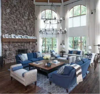  ?? STEPHANI BUCHMAN FOR THE TORONTO STAR ?? A towering ceiling and massive stone wall added to the design challenges in this huge, octagonal living room.