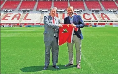  ??  ?? BIENVENIDA. Víctor Gálvez saludó a Toni Hernández, nuevo director deportivo y general del Real Murcia.