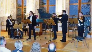  ?? Foto: Ernst Mayer ?? Fasziniere­ndes Konzert im Oettinger Residenzsc­hloss mit Armin Gramer (Vierter von rechts) und dem Concilium musicum aus Wien.