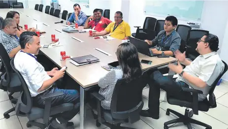  ??  ?? NEGOCIACIO­NES. Los representa­ntes de los taxistas se reunieron con las autoridade­s del IHTT.