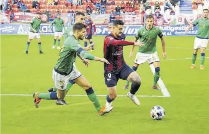  ??  ?? Rubén Mesa, delantero del Extremadur­a, rodeado de jugadores del Villanoven­se en el último derbi.