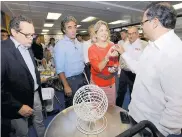  ?? PRENSA UNINORTE ?? El seguidor de Gustavo Petro con el que otro asisten- Momentos en los que se define la posición de los te tuvo, momentánea­mente, un altercado. candidatos en tarima a través del sorteo de balotas.