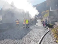  ?? FOTO: PRIVAT ?? Auch wenn es bei der Hauptübung der Veringenst­ädter Feuerwehr mächtig raucht, ist alles halb so wild. Es wird ja nur geübt.