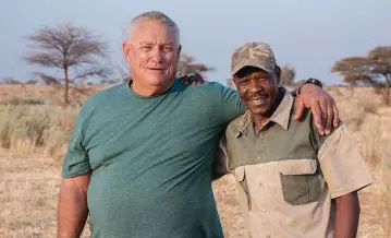  ??  ?? Jan du Toit en sy groot vriend en regterhand, Moses Mberira. Dié twee vaar gereeld saam die veld in om te gaan jag. Albei is lief vir kosmaak, en terwyl Jan bekend is vir sy smulsagte wildsteak, is Moses se spesialite­it soet veldvetkoe­k, soos hy dit by sy ouma leer maak het.