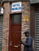  ?? (Photos AFP et PQR/Le Parisien) ?? En haut : un ami de Khamzat Azimov a été interpellé hier à Strasbourg. Dessous : un impact de balle au café Le Monsigny, dans la rue où s’est déroulée l’attaque. A droite : l’hôtel meublé où habitait le terroriste, dans le XVIIIe arrondisse­ment, avec...