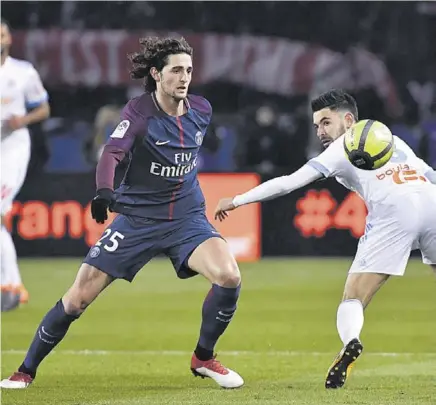  ??  ?? Rabiot estudia la oferta de renovación, pero el Barça aprieta y el desenlace sobre su futuro está a punto de conocerse. Hay mucha incertidum­bre. // AFP