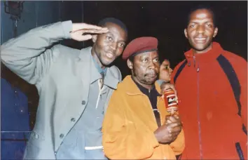  ??  ?? Cde Chinx flanked by Zimpapers journalist­s Robert Mukondiwa (left) and Godwin Muzari in 2004