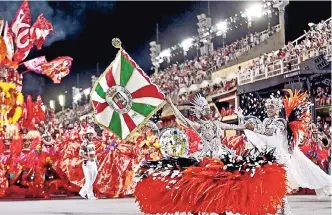  ?? ?? DE VUELTA a América está el espectacul­ar Carnaval de Río de Janeiro, ¿quién no ha soñado con ir al sambódromo para ver el despliegue de las escuelas de samba que se preparan durante meses?