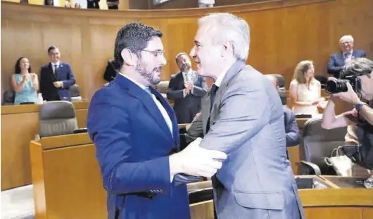  ?? ÁNGEL DE CASTRO ?? Alejandro Nolasco, líder de Vox en Aragón y vicepresid­ente del Gobierno, y el presidente, Jorge Azcón, se abrazan tras su investidur­a.