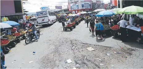  ?? FOTO: EMILIO FLORES ?? Los vendedores ambulantes que permanecen en el interior del mercado Zonal Belén serán reordenado­s.