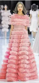  ??  ?? Ralph & Russo. Volados en rosa.