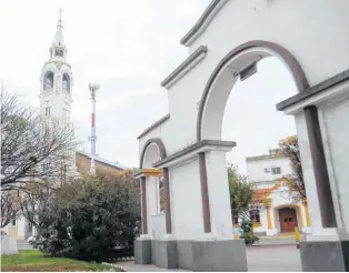  ?? SEBASTIÁN CORTÉS-LA NUEVA. ?? El arco del Centenario en la plaza, la comuna y la parroquia. Una postal de la ciudad,