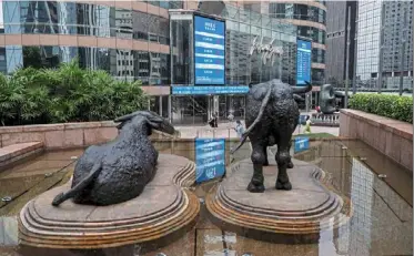  ?? — reuters ?? Ongoing probe: screens showing the Hang seng stock index outside exchange square in Hong Kong. south Korean authoritie­s are attempting to determine if there is any wrongdoing over the sale of equity-linked securities that are tied to the Hang seng.