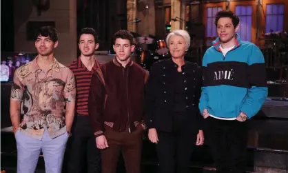  ?? Photograph: NBC/NBCU Photo Bank via Getty Images ?? Joe Jonas, Kevin Jonas, and Nick Jonas with host Emma Thompson and Pete Davidson.