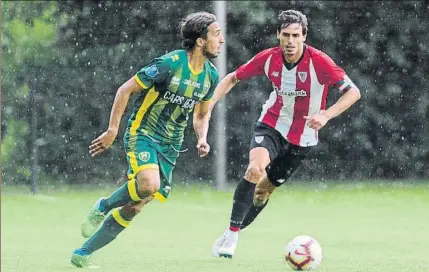  ?? FOTO: JUAN ECHEVERRÍA ?? Preparació­n Ander Iturraspe disputa un balón con un rival en el partido amistoso que jugó el Athletic contra el ADO Den Haag