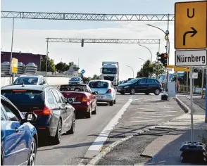  ??  ?? Die Ampelanlag­e an der Kreuzung von Donauwörth­er Straße und Wemdinger Straße in Monheim kann – so hat sich in den ersten beiden Wochen gezeigt – den Verkehr der kleinen Umleitung gut bewältigen.