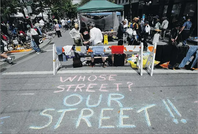  ?? RIC ERNST/ PNG ?? The Downtown Eastside Sunday street market allows people in the neighbourh­ood to be more self- sufficient by selling goods, but police counter that some of the proffered items are stolen.