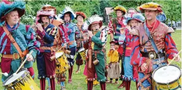  ?? Foto: Issing ?? Der Spielmanns­zug ist nur eine Gruppe des Frundsberg Festrings. 2017 feierte der Zusammensc­hluss seinen 40. Geburtstag und natürlich freuen sich alle riesig auf das neue Jahr. Ende Juni beginnt das Frundsberg­fest 2018.