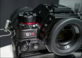  ??  ?? Im Gegensatz zur Leica SL mit ihrer sehr übersichtl­ichen Anzahl an Bedienelem­enten, bietet Panasonic dem Fotografen ungewöhnli­ch viele Zugriffsmö­glichkeite­n.