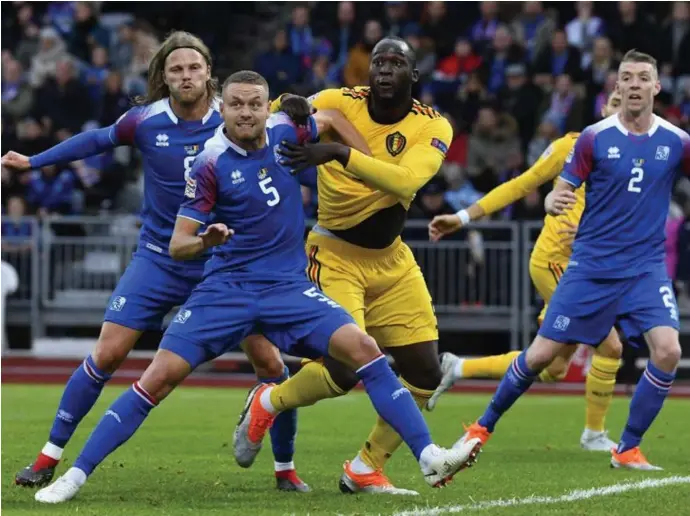 ??  ?? Amper twee minuten na het openingsdo­elpunt van Eden Hazard dikte Romelu Lukaku aan tot 0–2. Diep in de tweede helft legde hij de 03eindstan­d vast.