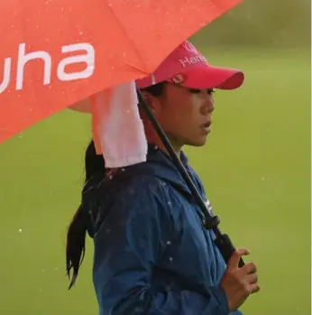  ?? ANDY BUCHANAN/AFP/GETTY IMAGES ?? I.K. Kim is the leader at 11-under at the midpoint of the Women’s British Open after a wet day at St. Andrews.