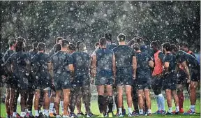  ??  ?? Lors d’un entraîneme­nt, des trombes d’eau se sont abattues sur les Bleus.